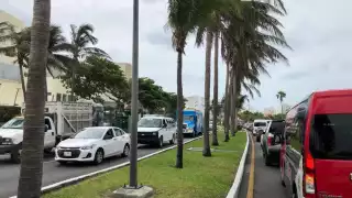 La fila de vehículos es larga, el tráfico vehicular se mantiene