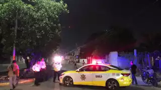 Vecinos de la Región 236 bloquean la avenida Prolongación Tulum por falta de energía eléctrica