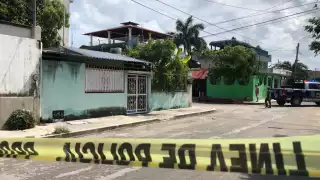 Balean fachada de una casa en la supermanzana 75 de Cancún