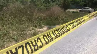 El cuerpo hallado en la vía federal rumbo a Leona Vicario, fue llevado al Semefo de Cancún para la necropcia de ley