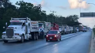Las unidades pesadas fueron estacionadas sobre la avenida López Portillo en Cancún a modo de protesta por transportistas