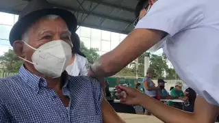 Jornada de Vacunación contra COVID-19 en el 'Jacinto Canek' de Cancún