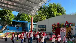 El director de la escuela agradeció la participación de los alumnos y los padres de familia