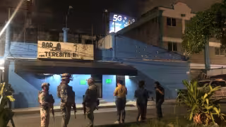 Policía de Investigación catea bar en el centro de Cancún