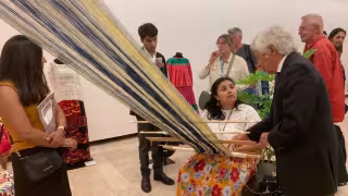 Los artesanos expusieron la forma en la que realizan los textiles