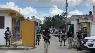 En el lugar se aseguraron cuatro armas de fuego largas, tres armas de fuego cortas, doce cargadores