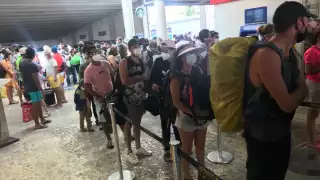 La fila para el cruce a Isla Mujeres desde Cancún lució abarrotada esta mañana