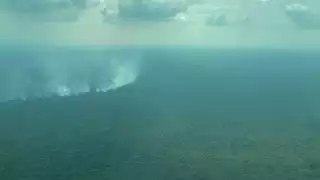 Las columnas de humo del incendio son elevadas