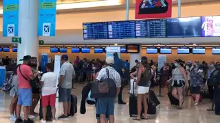 Aeropuerto de Cancún presenta gran número de viajeros este viernes en sus terminales