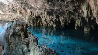 El cenote cuenta con aguas color azul turquesa y transparente