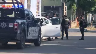Tras ser detectados los sujetos, los policías procedieron a marcarles el alto y les pidieron bajar del vehículo