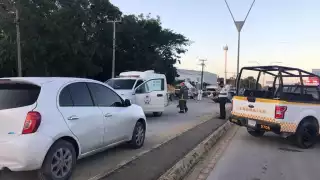 Los elementos de Tránsito de Cancún acordonaron el carril de la Av. López Portillo para realizar las diligencias correspondientes