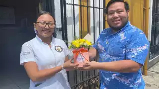 Parejas regalaron flores amarillas en el Centro de Mérida