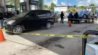 El vehículo en el que viajaban las víctimas del robo armado en Carrillo Puerto quedó estacionado en la gasolinera durante las primeras investigaciones