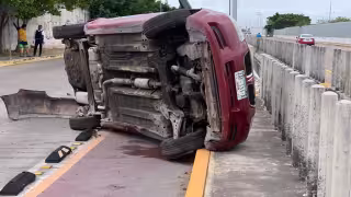 Un automóvil terminó volcado luego de que el conductor perdiera el control del vehículo en Ciudad del Carmen