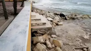 Las marejadas golpean estructuras de complejos hoteleros
y residenciales en varias zonas.