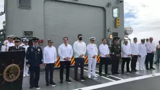 El Gobernador estuvo acompañado de autoridades militares y navales