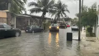 Las calles presentan inundaciones por la basura que tapa las alcantarillas en partes de Cozumel