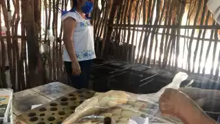 Carmita González en su visita a la familia Yah Ku, que elabora barquillos artesanales para helados en Halachó, pidió su apoyo para ganar este 6 de junio