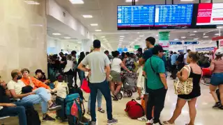 Algunos pasajeros ya tienen 30 horas en el AIC