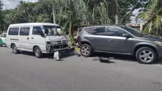 Las dos unidades quedaron en la zona del accidente en la Supermanzana 50 de Cancún para el peritaje correspondiente