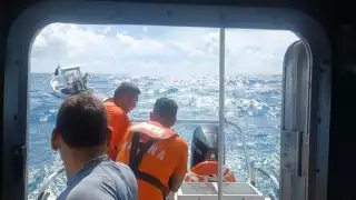 Una unidad de la ENSAR remolcó la barcaza hasta Puerto Juárez con los pescadores a bordo