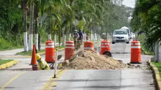 La vía dañada afectó el tráfico vial durante el tiempo que se retrasó la reparación del hoyanco en Cozumel