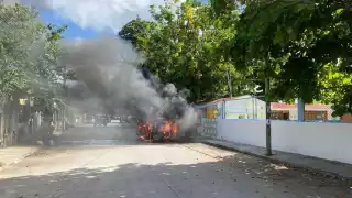 El incendio del automóvil en la Región 96 de Cancún provocó una leve columna de humo, que alertó a los vecinos de la zona