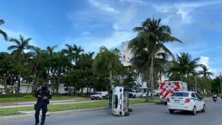 A consecuencia del choque, el vehículo quedó volcado sobre un costado a mitad de la calle en la Zona Hotelera de Cancún