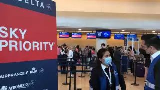 Viajeros del vuelo que aterrizó de emergencia en Cancún retornarán a NY: VIDEO