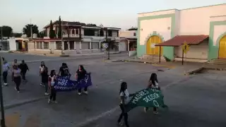 Las mujeres marcharon con pancartas y gritando consignas en defensa de la mujer