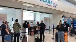Turistas hacen fila para hacer su prueba PCR