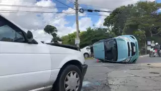 El automóvil spark quedó sobre su costado derecho tras el impacto dado por un Nissan Tsuru rumbo a la avenida 135 de Cancún