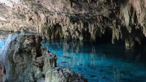 El cenote cuenta con aguas color azul turquesa y transparente El cenote cuenta con aguas color azul turquesa y transparente