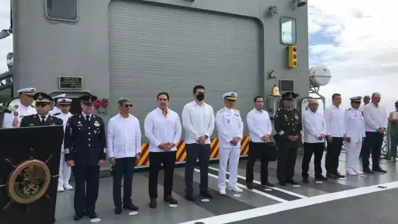 El Gobernador estuvo acompañado de autoridades militares y navales El Gobernador estuvo acompañado de autoridades militares y navales