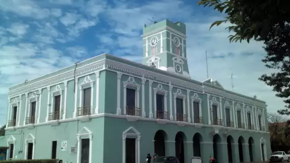 Los exfuncionarios fueron acusados de recibir 100 mil pesos para apoyar a una empresa Los exfuncionarios fueron acusados de recibir 100 mil pesos para apoyar a una empresa