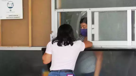 La exempleada de la Subdirección de Salud de Cozumel, fue despedida en pleno mes de la lucha contra el cáncer