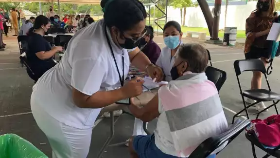 Al corte de las 13:00 horas se han inmunizado a tres mil 100 personas en total