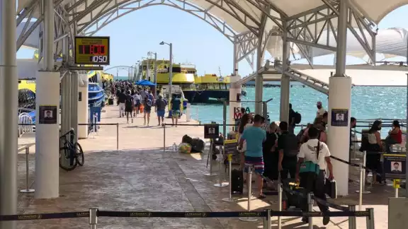 La fila en la terminal no respetaba la Sana Distancia. La fila en la terminal no respetaba la Sana Distancia.