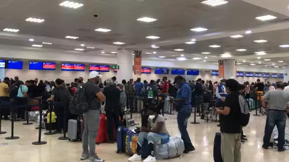Los pasajeros que viajarían a Estados Unidos en los vuelos atrasados esperan que las aerolíneas informen los nuevos horarios de salida en Cancún Los pasajeros que viajarían a Estados Unidos en los vuelos atrasados esperan que las aerolíneas informen los nuevos horarios de salida en Cancún