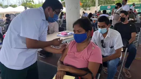 La jornada de vacunación contra COVID-19 a personas de 30 a 39 años inició a las 8:00 de la mañana en Cancún
