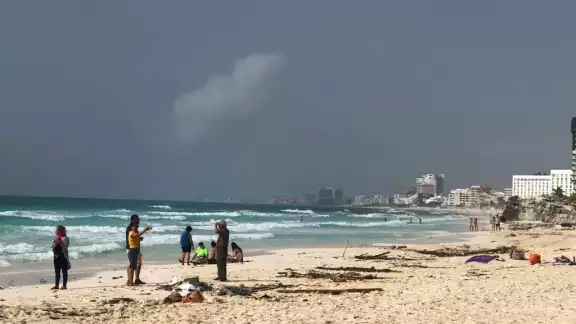 Playa Marlín se localiza en el kilómetro 13 del Boulevard Kukulcán de la Zona Hotelera de Cancún, cerca de la zona arqueológica de Yamil Lu'um Playa Marlín se localiza en el kilómetro 13 del Boulevard Kukulcán de la Zona Hotelera de Cancún, cerca de la zona arqueológica de Yamil Lu'um