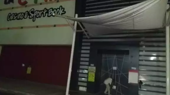 Dentro de las irregularidades que se encontraron en dichos lugares se encuentra la venta de bebidas alcohólicas en sus restaurantes sin con contar con los debidos permisos Dentro de las irregularidades que se encontraron en dichos lugares se encuentra la venta de bebidas alcohólicas en sus restaurantes sin con contar con los debidos permisos
