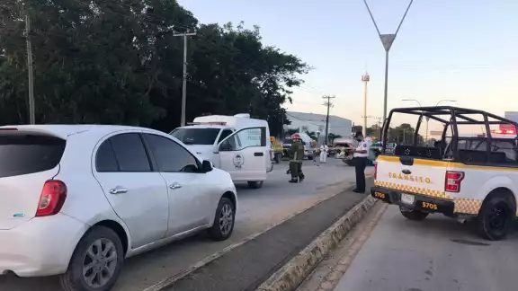 Los elementos de Tránsito de Cancún acordonaron el carril de la Av. López Portillo para realizar las diligencias correspondientes Los elementos de Tránsito de Cancún acordonaron el carril de la Av. López Portillo para realizar las diligencias correspondientes