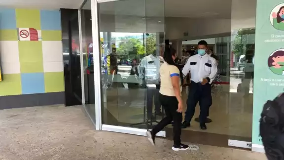 Los guardias de seguridad de Plaza Las Tiendas reabrió el paso sin necesidad de presentar prueba negativa a COVID-19 Los guardias de seguridad de Plaza Las Tiendas reabrió el paso sin necesidad de presentar prueba negativa a COVID-19