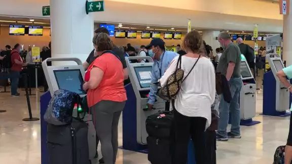 Algunos vuelos de llegada al aeropuerto de Cancún fueron retrasados en sus ciudades de procedencia