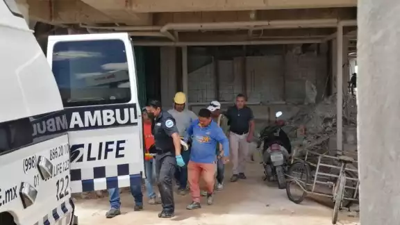 El albañil que se cayó fue llevado a un hospital en Cancún para ser atendido por médicos debido a las heridas que presentaba El albañil que se cayó fue llevado a un hospital en Cancún para ser atendido por médicos debido a las heridas que presentaba