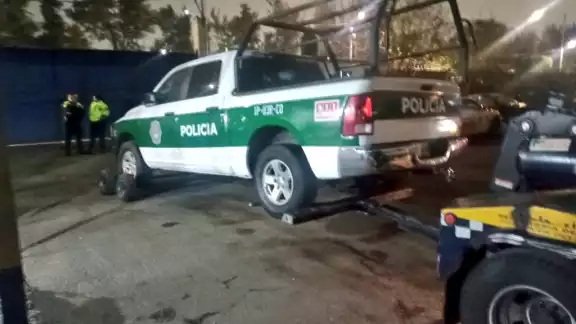 La patrulla fue remolcada por autoridades de la CDMX La patrulla fue remolcada por autoridades de la CDMX