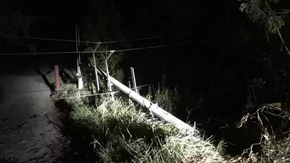Un choque tiró el poste y dejó sin luz a comodidades