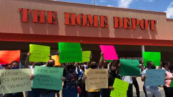 Los manifetantes indicaron que permanecerán durante la tarde afuera de Home Depot en Cancún hasta ser escuchados Los manifetantes indicaron que permanecerán durante la tarde afuera de Home Depot en Cancún hasta ser escuchados